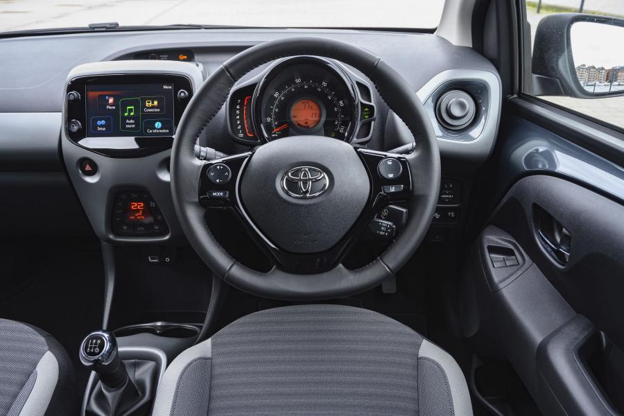Торпедо Toyota Aygo x-trend 5-Door 2019 года  (UK) (фото 18 из 26)